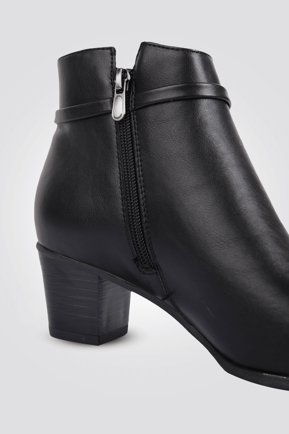 מגפון אבזם לב בצבע שחור - MASHBIR//365