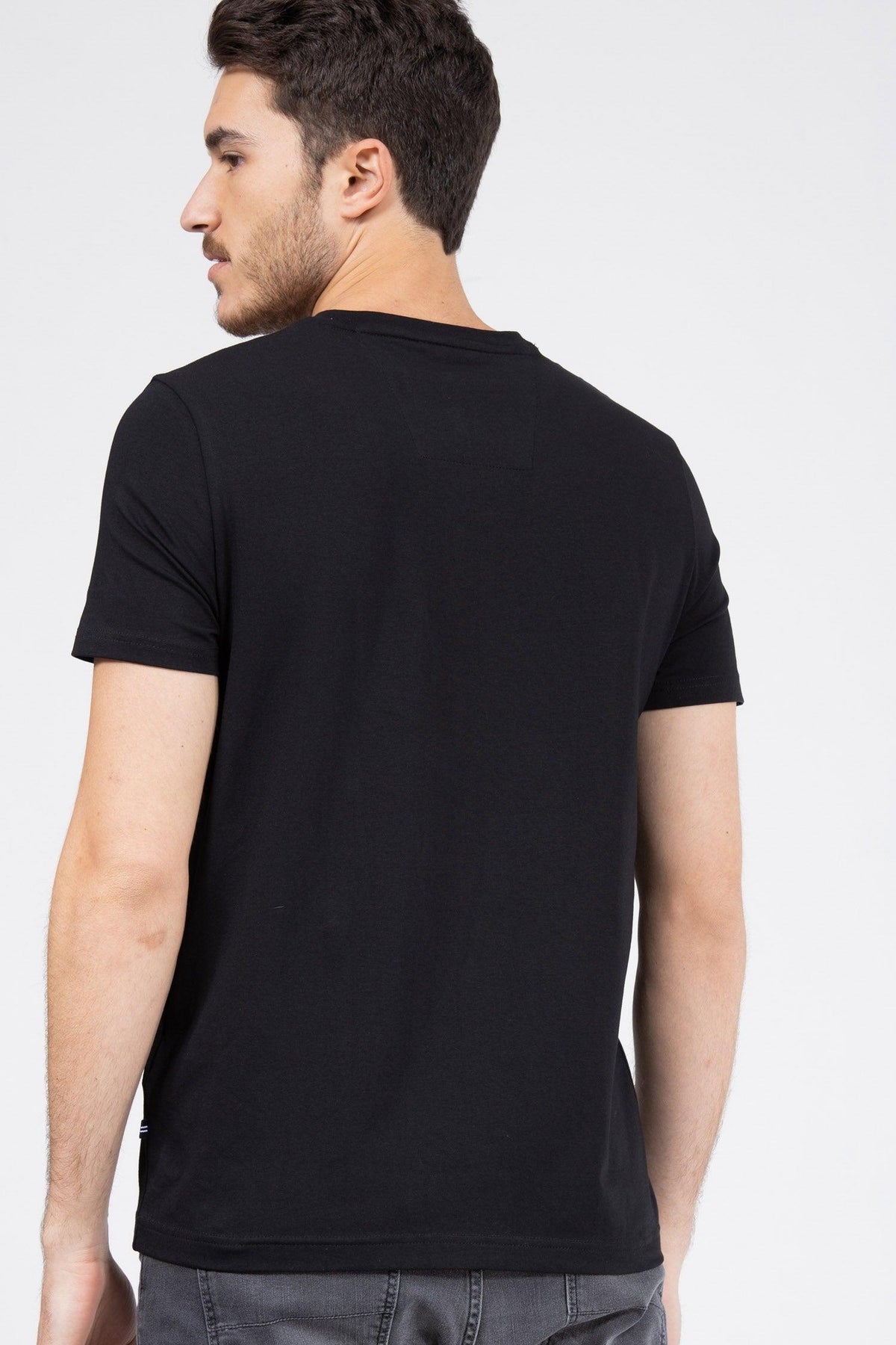 טישירט שחור צווארון V - MASHBIR//365