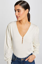 סריג עם כפתורים דקורטיביים בצבע שנהב - MASHBIR//365