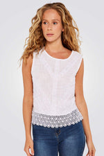 חולצת תחרה בצבע לבן - MASHBIR//365