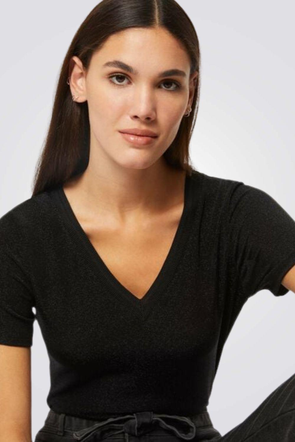 טישירט צווארון V בצבע שחור - MASHBIR//365