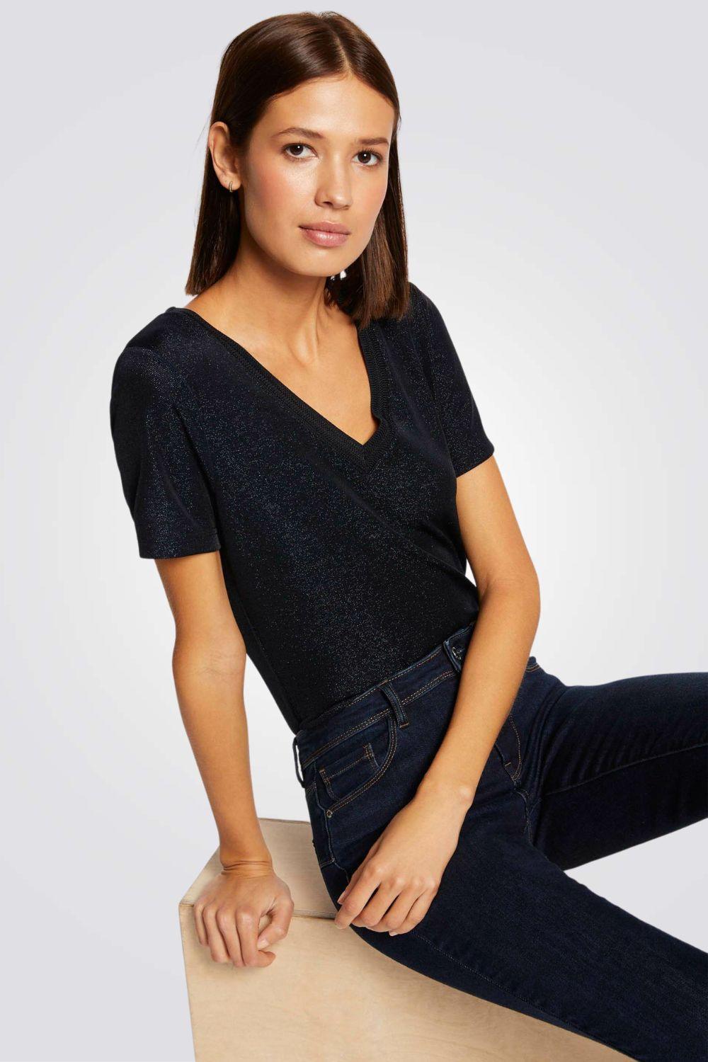 טישירט צווארון V בצבע נייבי - MASHBIR//365