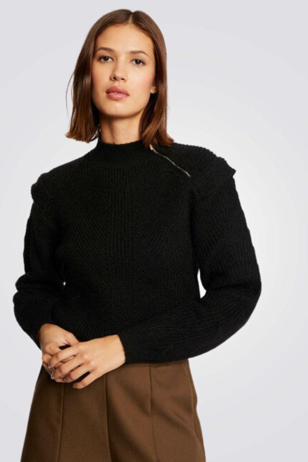 סריג בצבע שחור עם רוכסן - MASHBIR//365