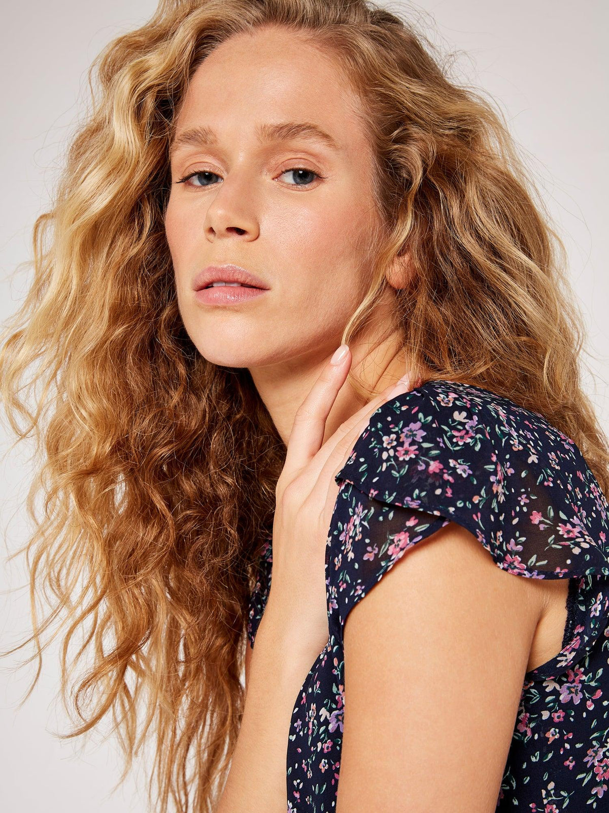 טישירט פרחונית מסוגננת בצבע נייבי - MASHBIR//365