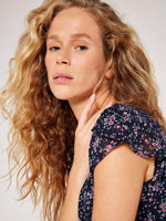 טישירט פרחונית מסוגננת בצבע נייבי - MASHBIR//365