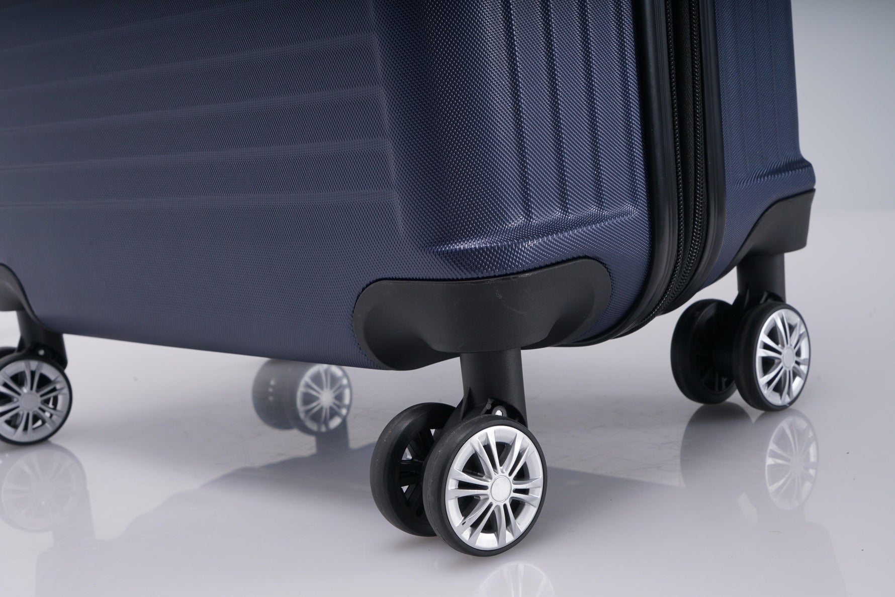 מזוודה קשיחה בינונית 24" דגם 1901 בצבע נייבי - MASHBIR//365