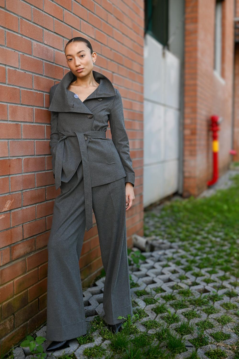 ג'קט מחוייט סגירת אלכסון בצבע אפור - MASHBIR//365