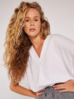 חולצה אלגנטית עם צווארון וי בצבע לבן - MASHBIR//365