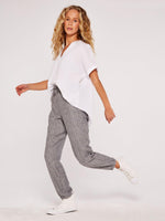 חולצה אלגנטית עם צווארון וי בצבע לבן - MASHBIR//365