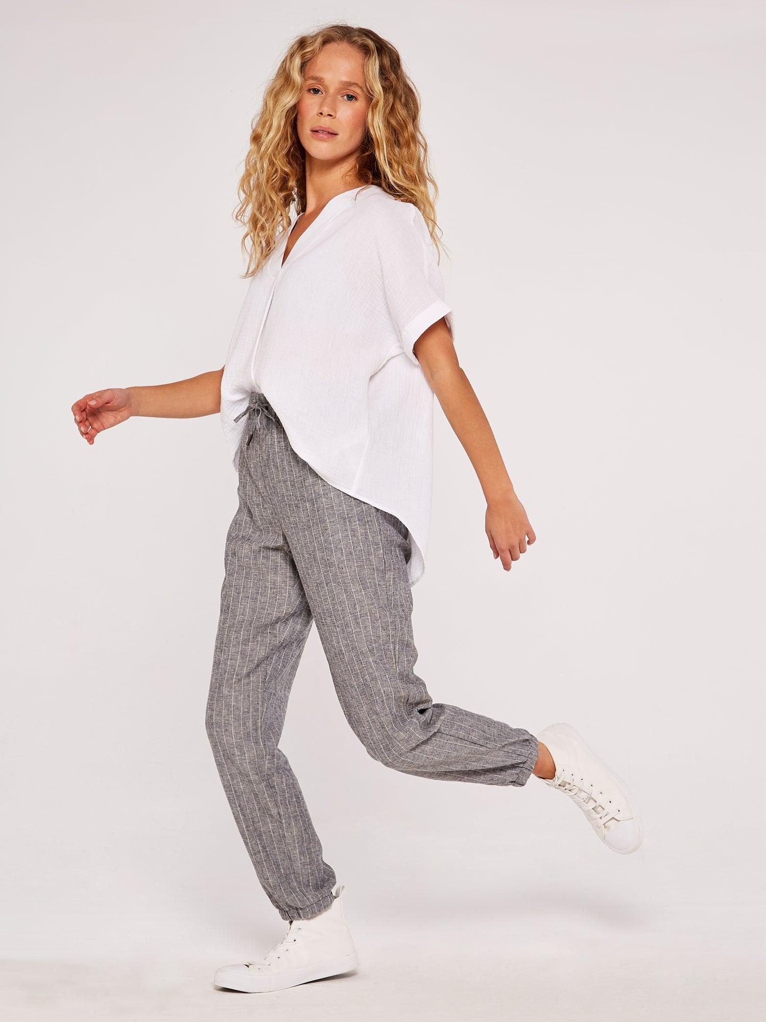 חולצה אלגנטית עם צווארון וי בצבע לבן - MASHBIR//365