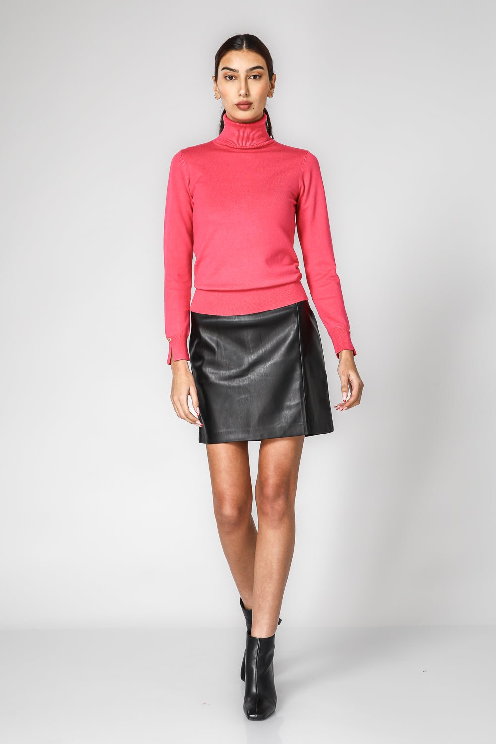 KENNETH COLE - חצאית מיני דמוי עור שחורה - MASHBIR//365