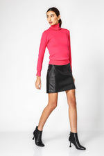 KENNETH COLE - חצאית מיני דמוי עור שחורה - MASHBIR//365