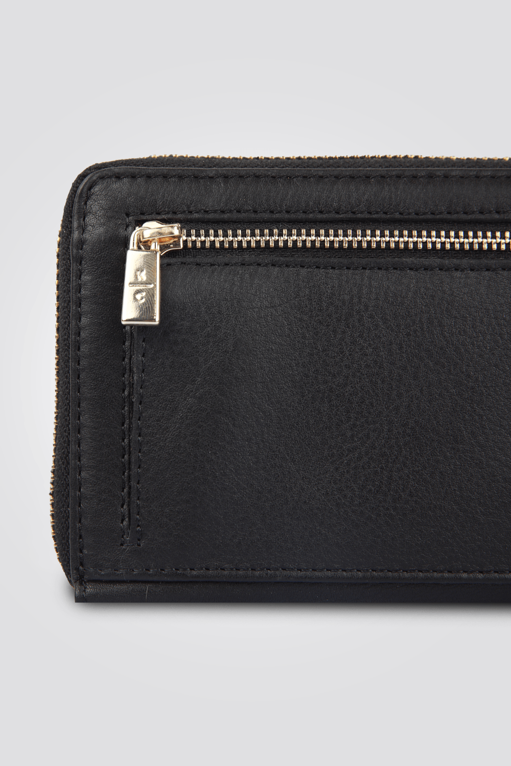 KENNETH COLE - ארנק בצבע שחור עם לוגו מוזהב - MASHBIR//365