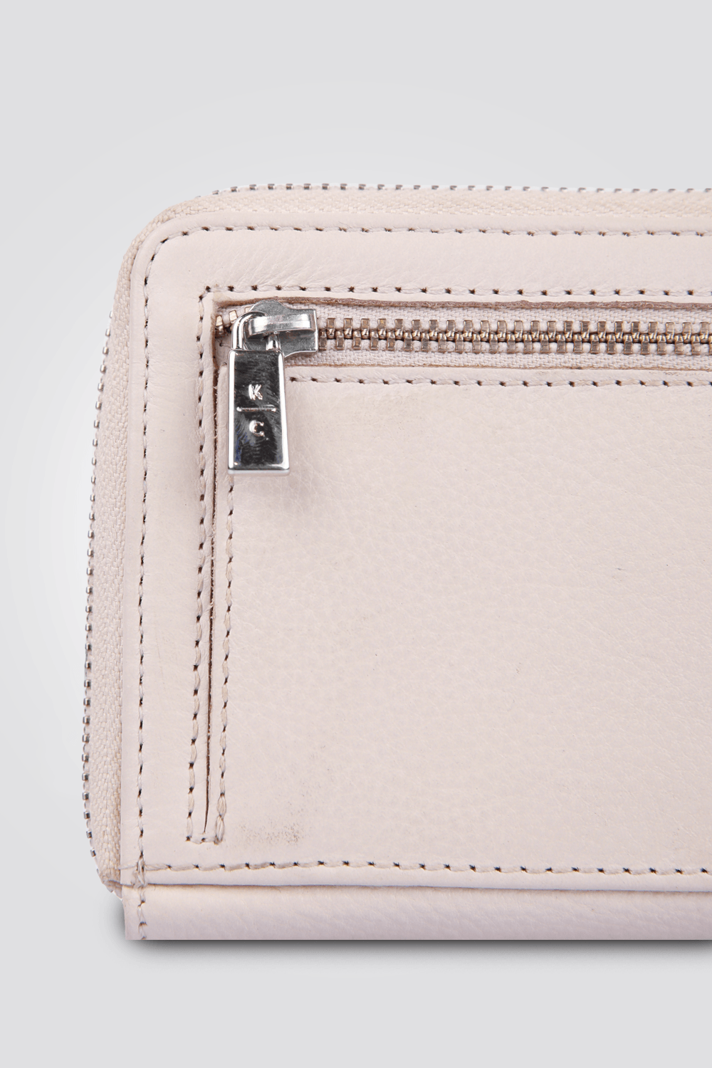 KENNETH COLE - ארנק נשים בצבע אפור עם לוגו כסוף - MASHBIR//365