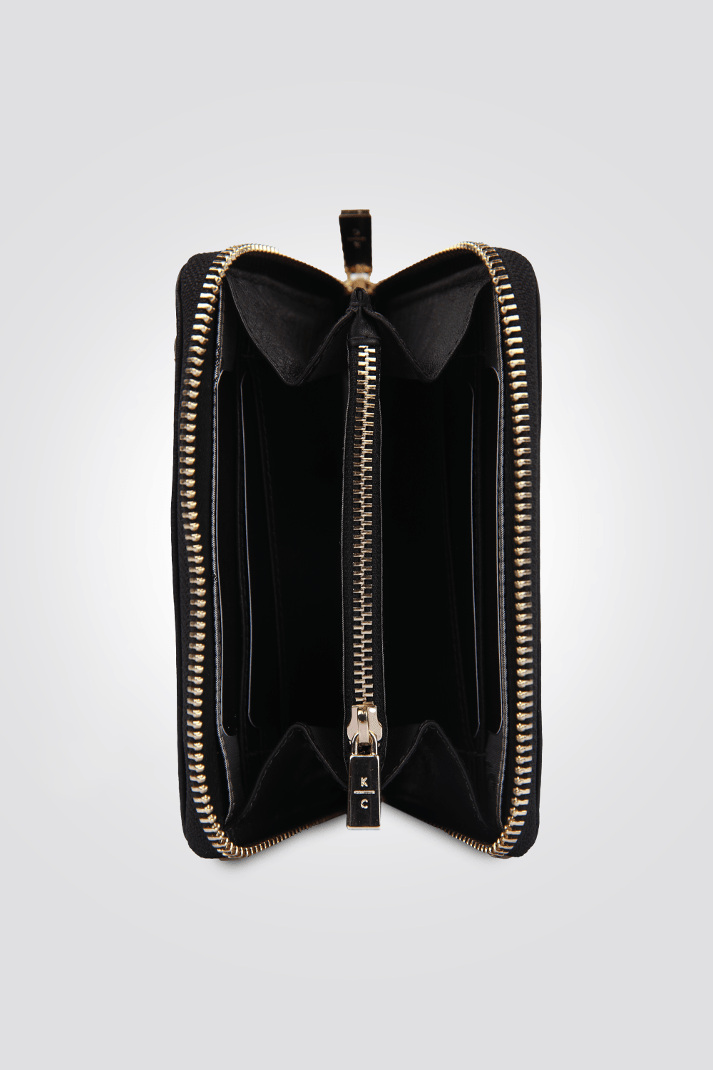 KENNETH COLE - ארנק נשים בצבע שחור עם לוגו מוזהב - MASHBIR//365
