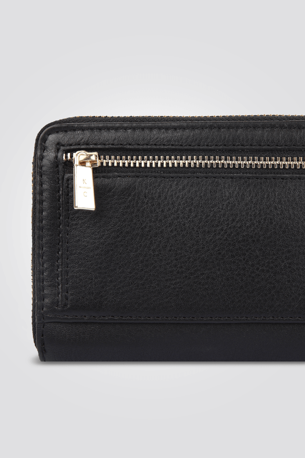 KENNETH COLE - ארנק נשים בצבע שחור עם לוגו מוזהב - MASHBIR//365