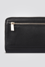 KENNETH COLE - ארנק נשים בצבע שחור עם לוגו מוזהב - MASHBIR//365