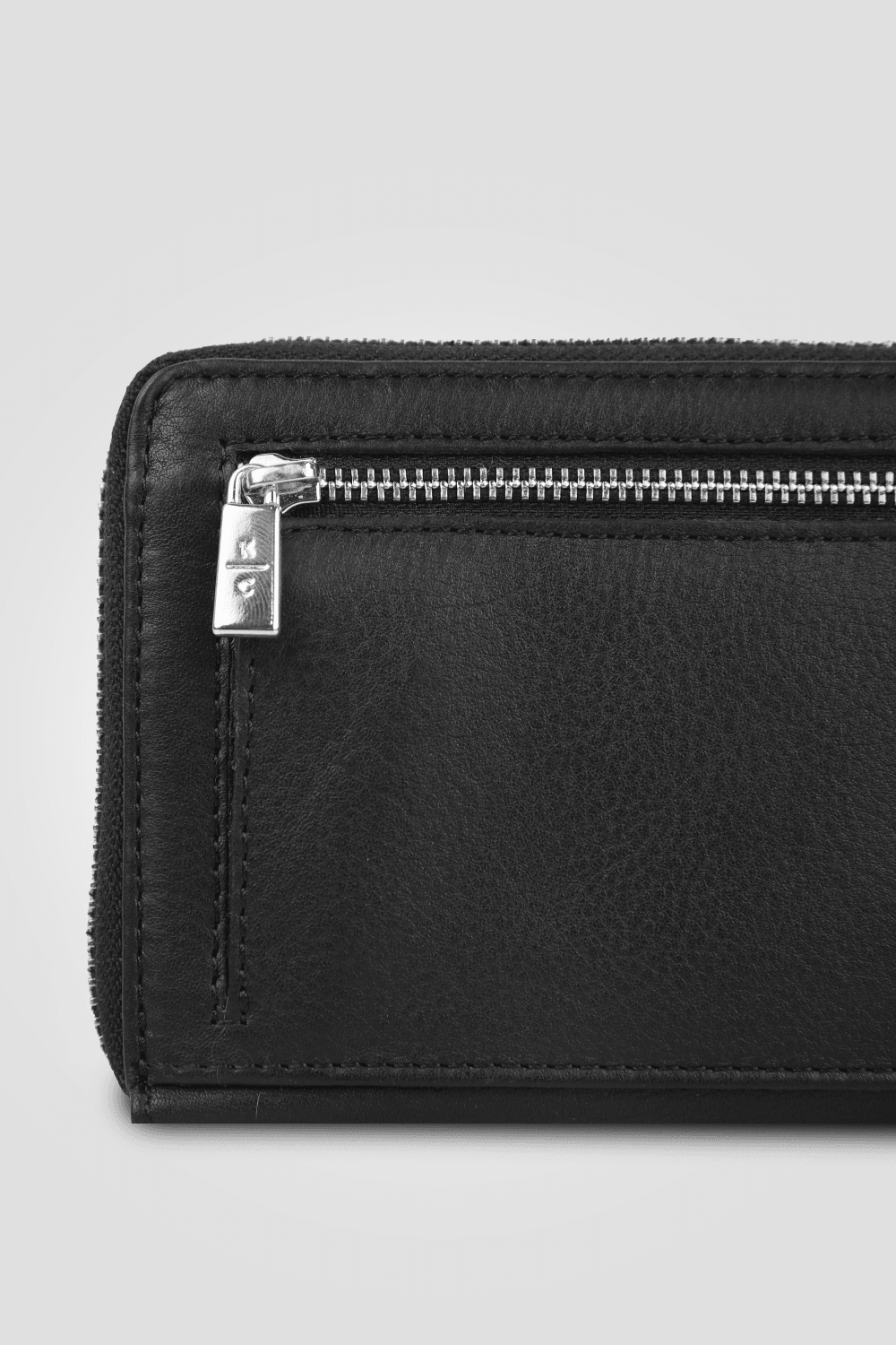 KENNETH COLE - ארנק נשים בצבע שחור עם לוגו כסוף - MASHBIR//365