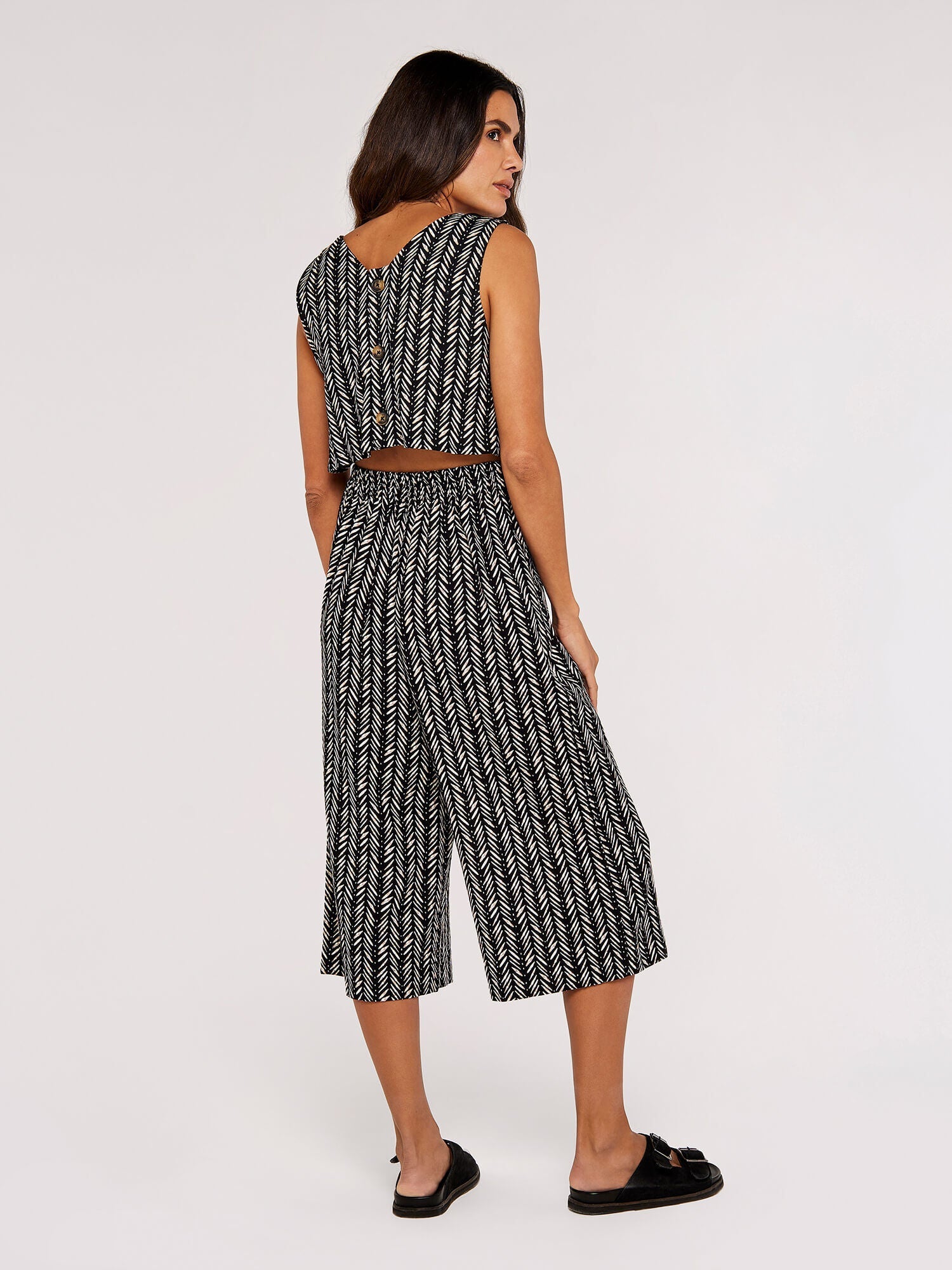 APRICOT - אוברול עם פתח בגב בצבע שחור - MASHBIR//365