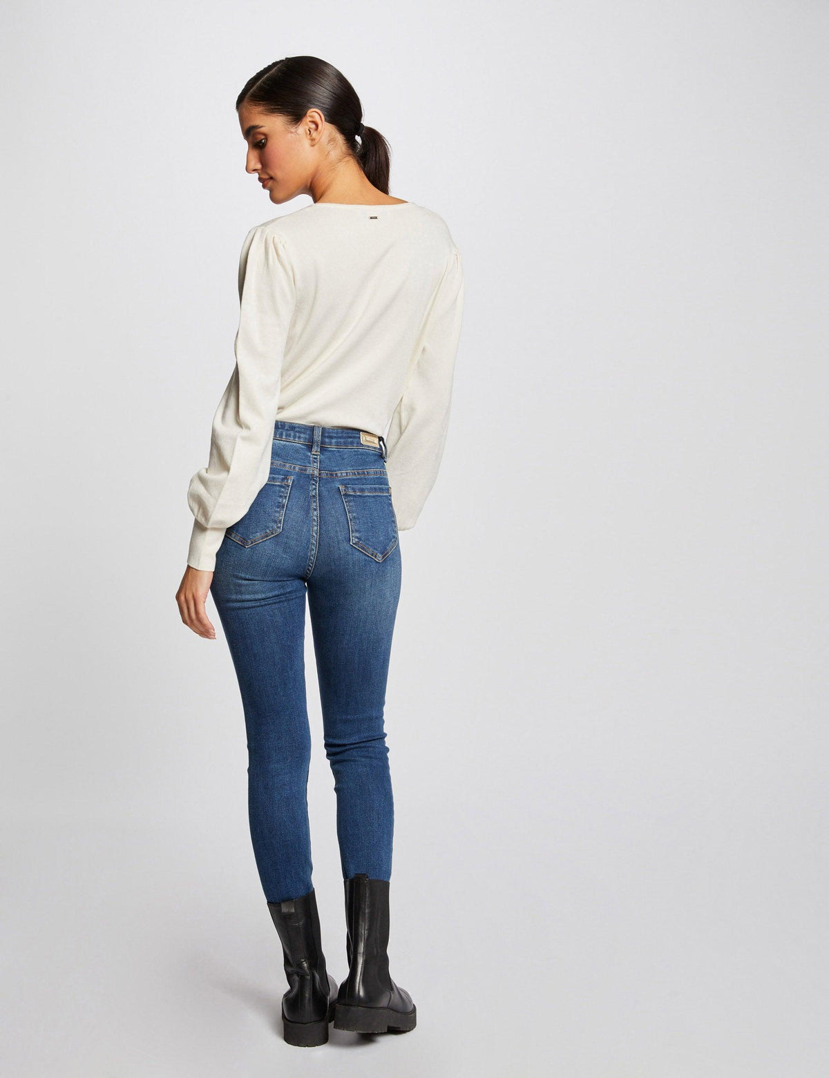 סריג עם כפתורים דקורטיביים בצבע שנהב - MASHBIR//365