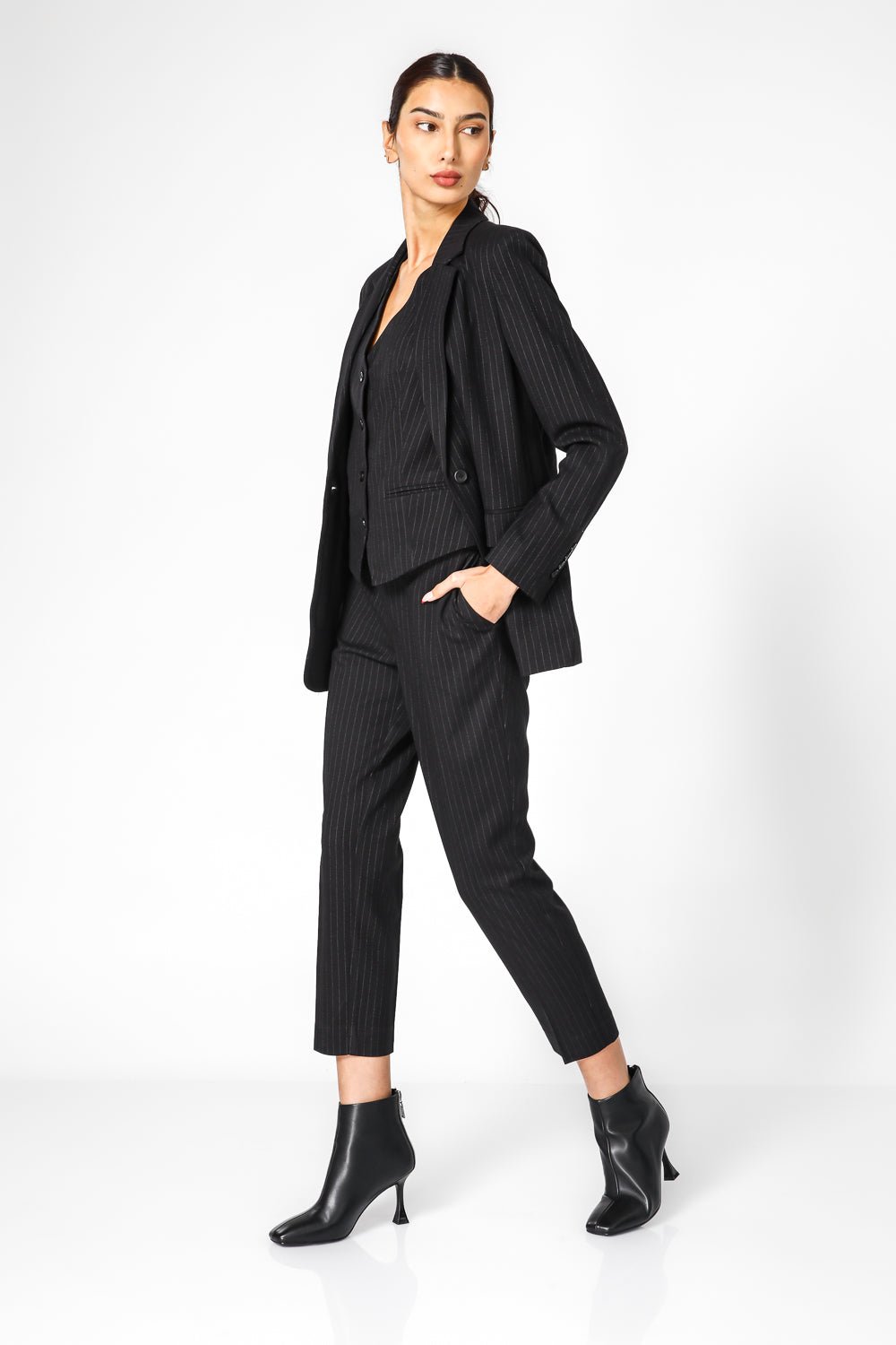 KENNETH COLE - בלייזר פס סיכה בצבע שחור - MASHBIR//365