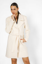 מעיל קרם אלגנטי עם חגורה | קנת קול