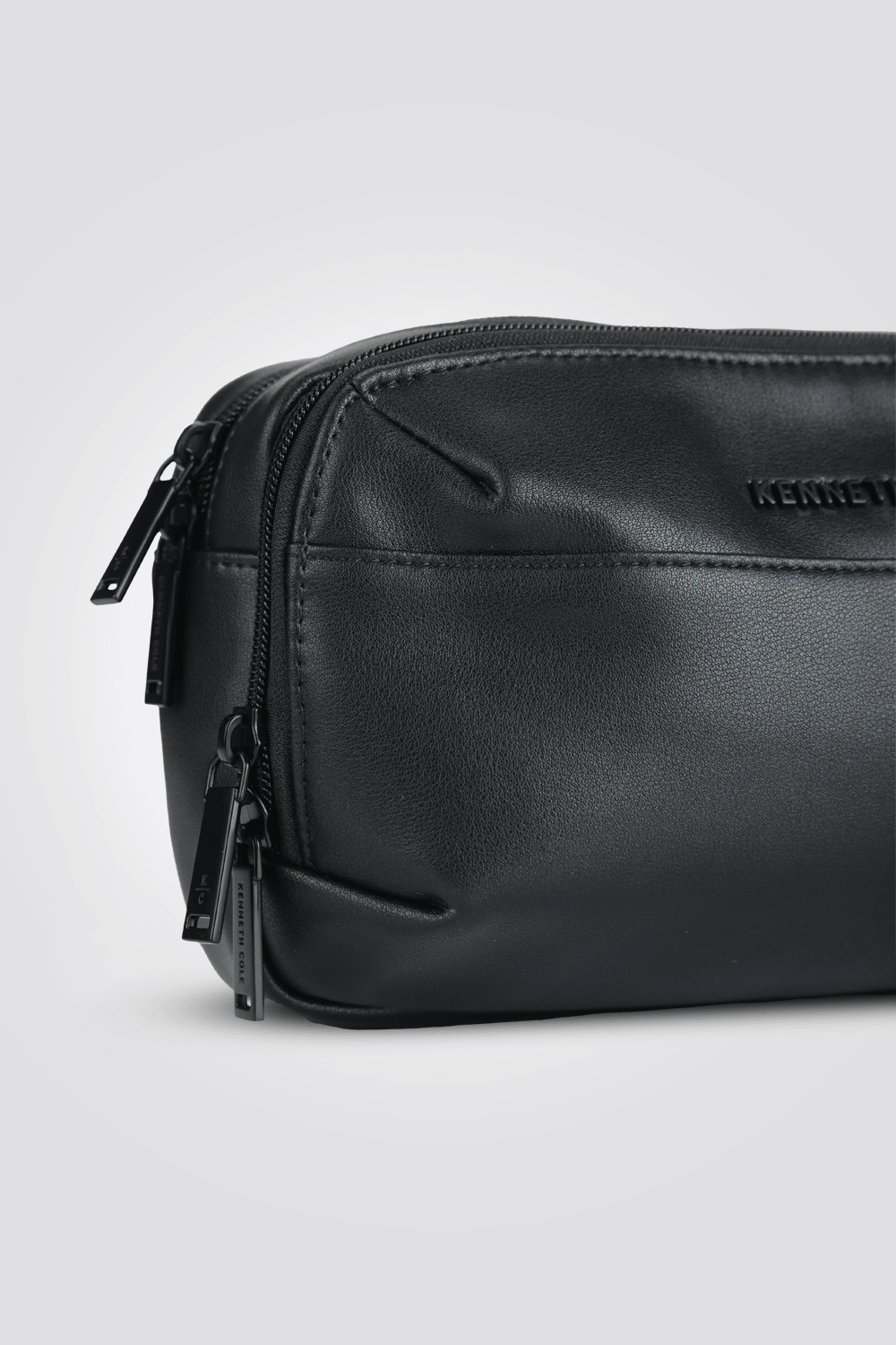 KENNETH COLE - פאוץ' עור לגבר בצבע שחור - MASHBIR//365