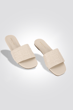 KENNETH COLE - כפכף ממותג KC בצבע אופוויט - MASHBIR//365