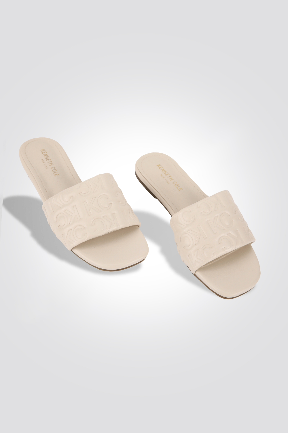 KENNETH COLE - כפכף ממותג KC בצבע אופוויט - MASHBIR//365