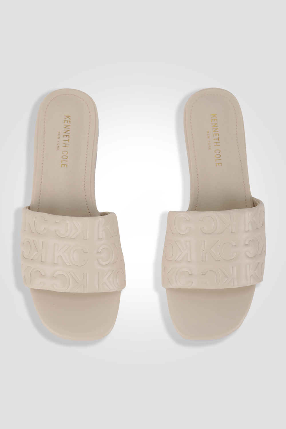 KENNETH COLE - כפכף ממותג KC בצבע אופוויט - MASHBIR//365