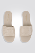 KENNETH COLE - כפכף ממותג KC בצבע אופוויט - MASHBIR//365