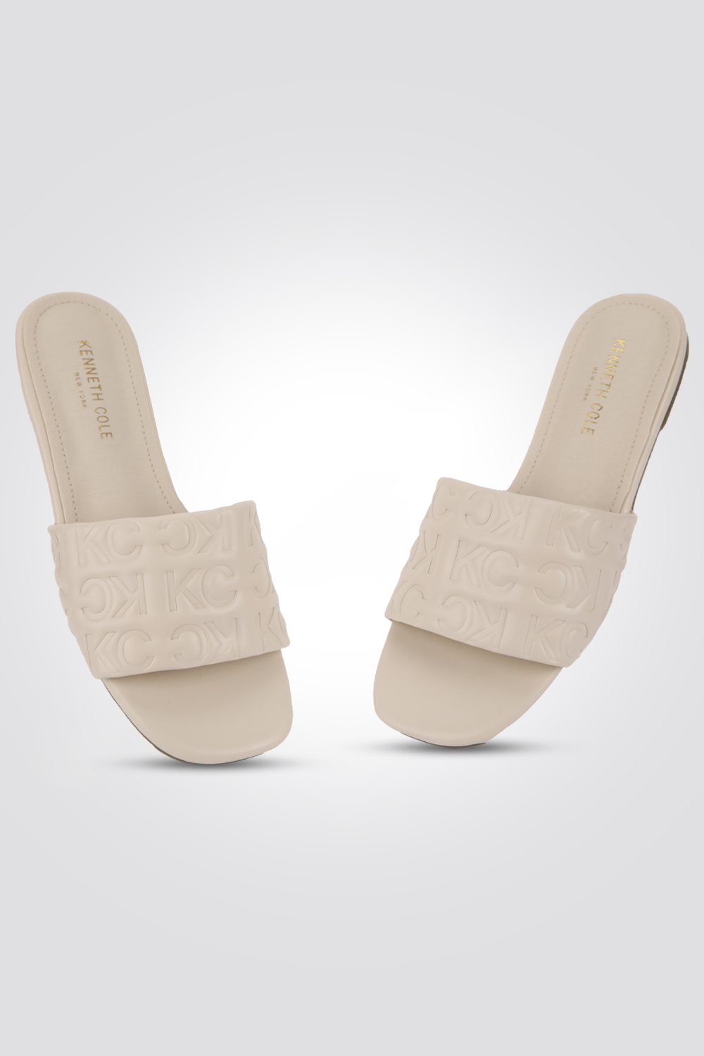 KENNETH COLE - כפכף ממותג KC בצבע אופוויט - MASHBIR//365