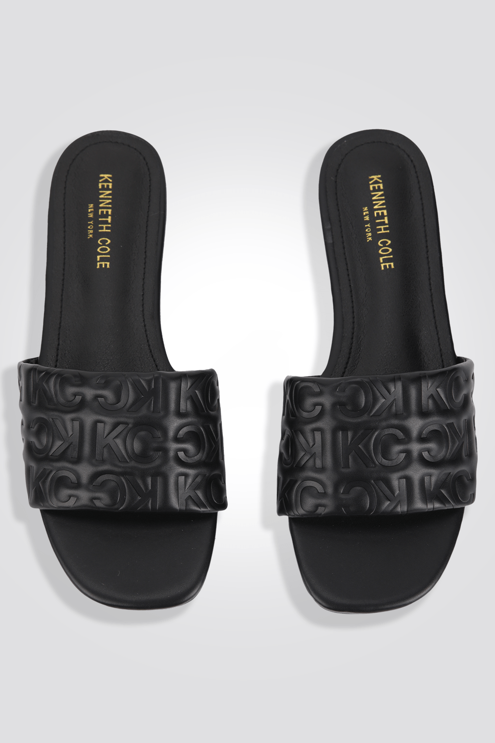 KENNETH COLE - כפכף ממותג KC בצבע שחור - MASHBIR//365