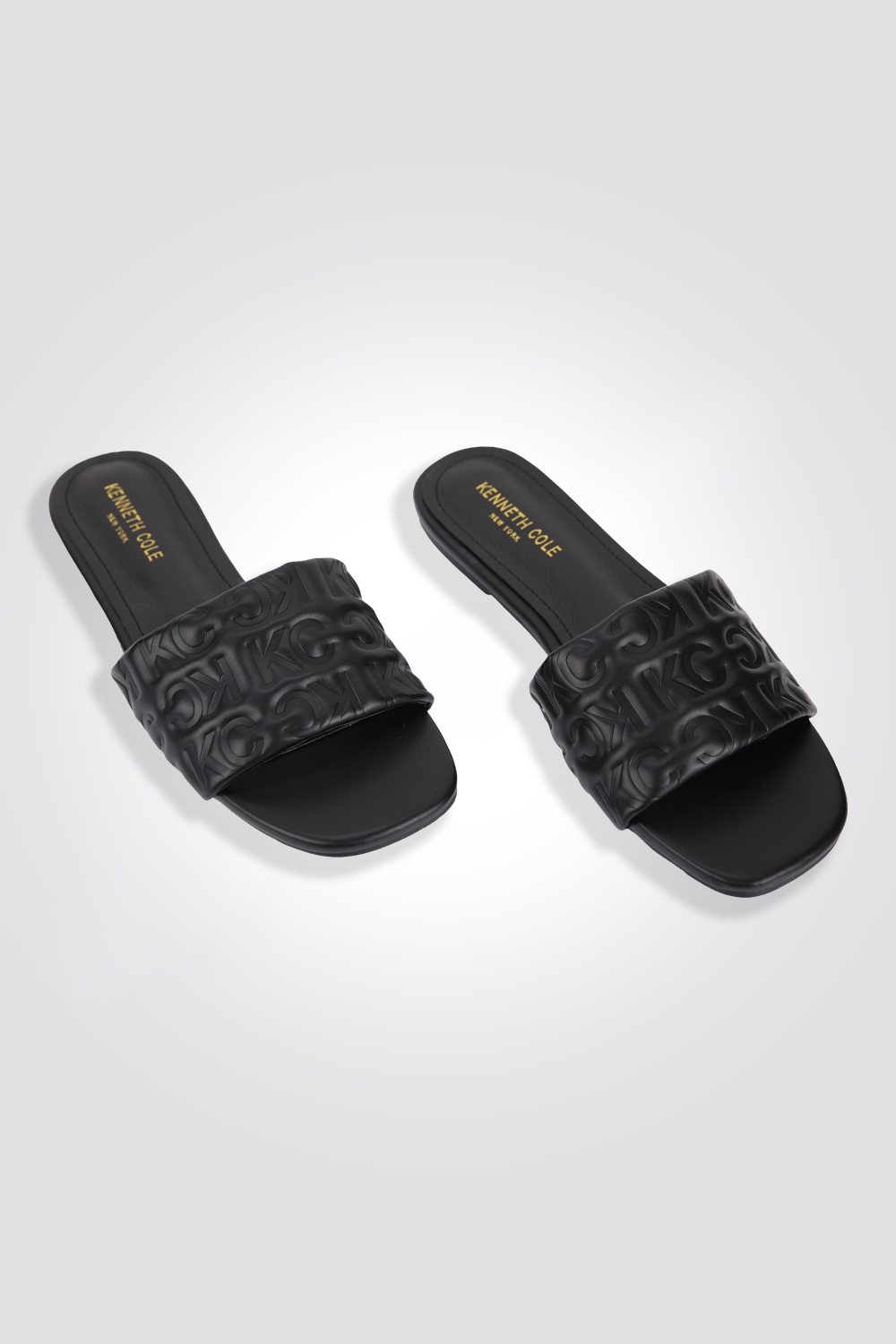 KENNETH COLE - כפכף ממותג KC בצבע שחור - MASHBIR//365