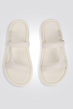 KENNETH COLE - כפכף סליידר רצועות לנשים בצבע לבן - MASHBIR//365