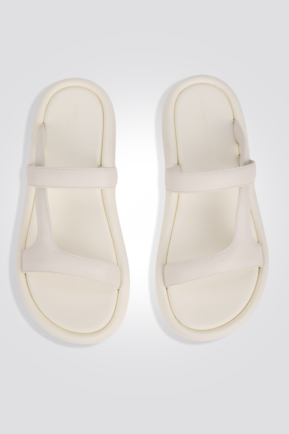 KENNETH COLE - כפכף סליידר רצועות לנשים בצבע לבן - MASHBIR//365