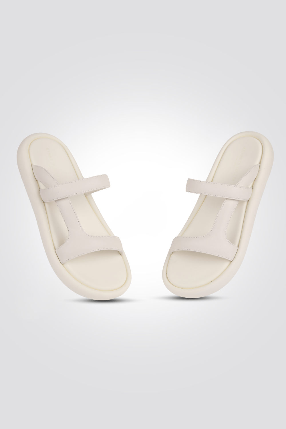 KENNETH COLE - כפכף סליידר רצועות לנשים בצבע לבן - MASHBIR//365