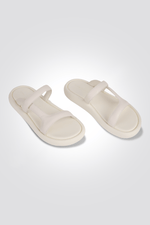 KENNETH COLE - כפכף סליידר רצועות לנשים בצבע לבן - MASHBIR//365