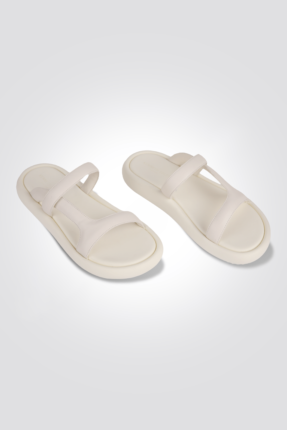 KENNETH COLE - כפכף סליידר רצועות לנשים בצבע לבן - MASHBIR//365