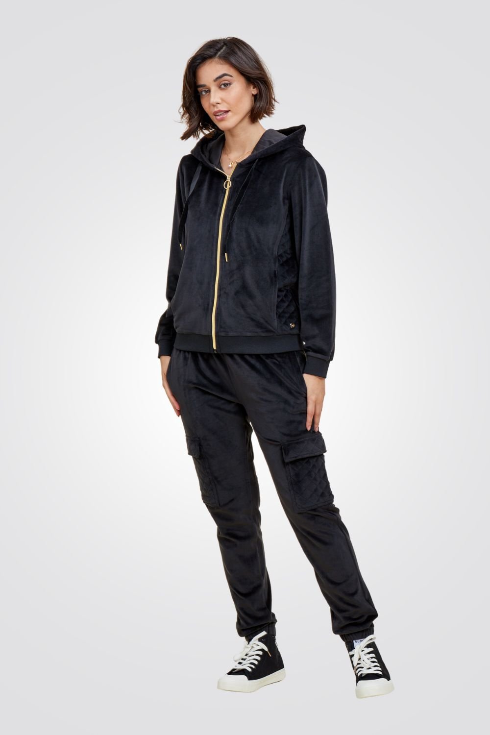 TEHABAD - פיג'מת קטיפה עם קפוצ'ון בצבע שחור - MASHBIR//365