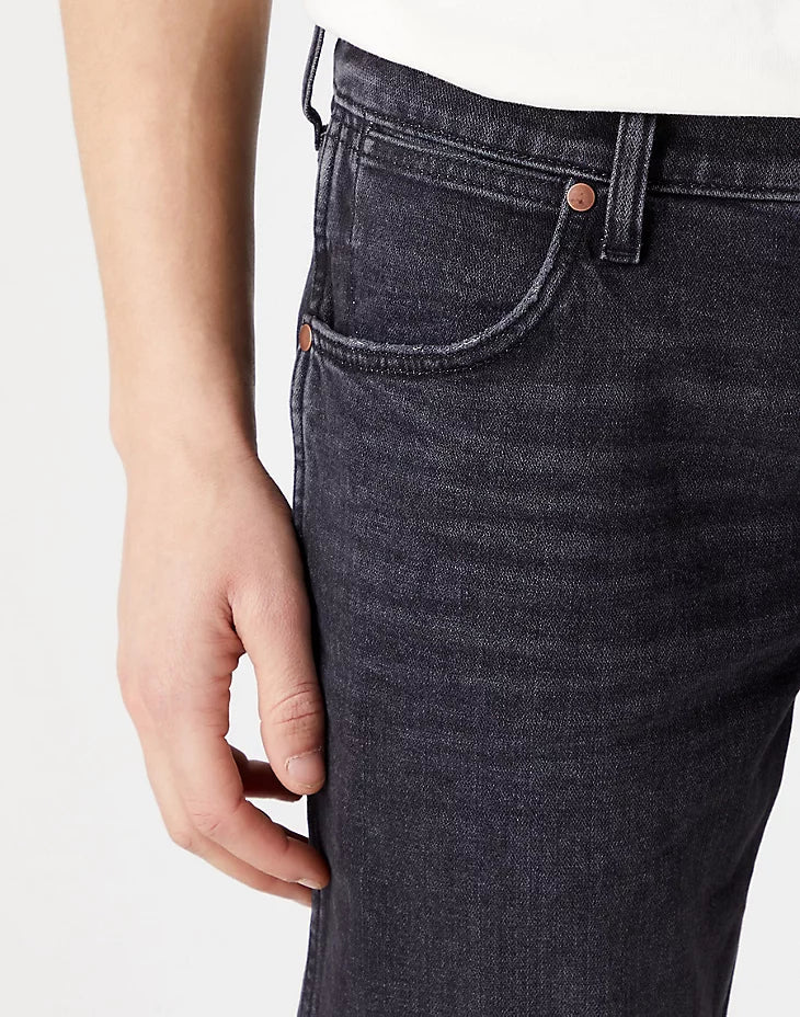 WRANGLER - ג'ינס AUTHENTIC בצבע שחור משופשף - MASHBIR//365