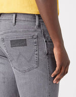 WRANGLER - ג'ינס DENIM חלק בצבע אפור - MASHBIR//365