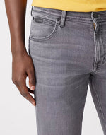 WRANGLER - ג'ינס DENIM חלק בצבע אפור - MASHBIR//365