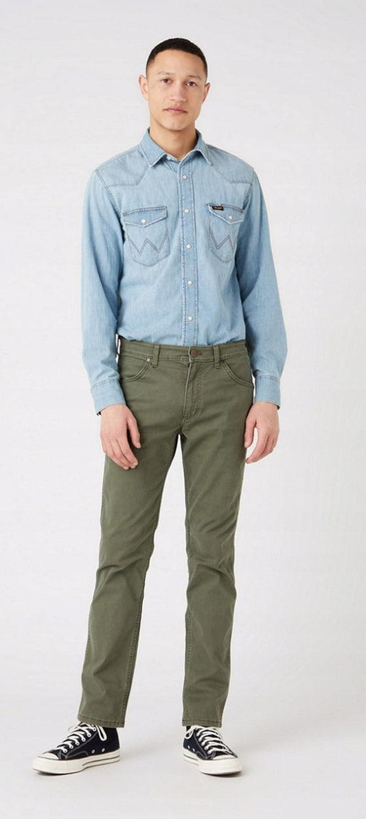WRANGLER - ג'ינס GREENSBORO בצבע ירוק זית - MASHBIR//365
