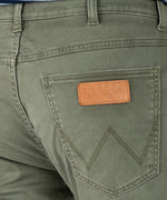 WRANGLER - ג'ינס GREENSBORO בצבע ירוק זית - MASHBIR//365