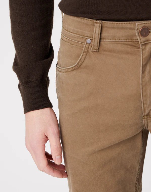 WRANGLER - ג'ינס GREENSBORO בצבע קאמל - MASHBIR//365