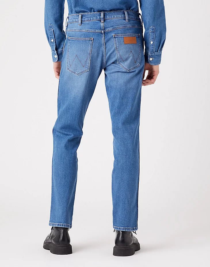 WRANGLER - ג'ינס GREENSBORO סטרץ' בצבע כחול - MASHBIR//365