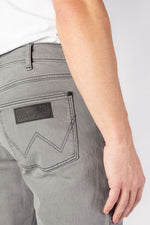 WRANGLER - ג'ינס לגברים GREENSBORO בצבע אפור - MASHBIR//365