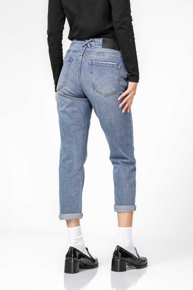 KENNETH COLE - ג'ינס מותן נמוכה בצבע כחול בהיר - MASHBIR//365