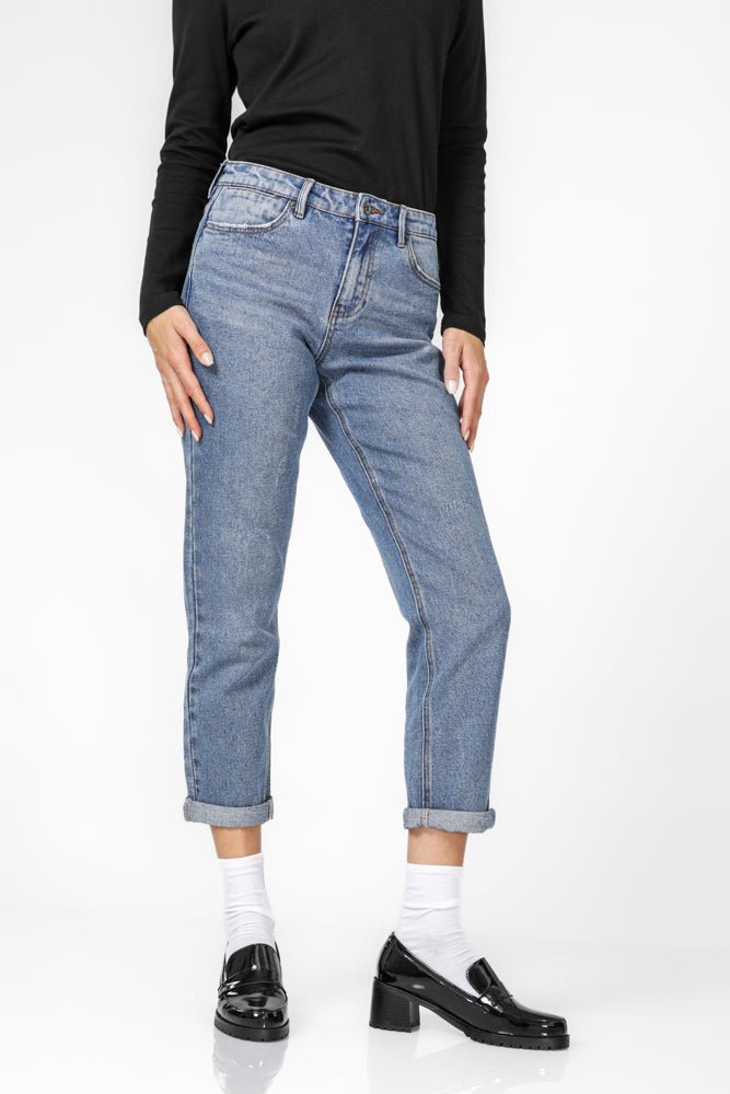 KENNETH COLE - ג'ינס מותן נמוכה בצבע כחול בהיר - MASHBIR//365